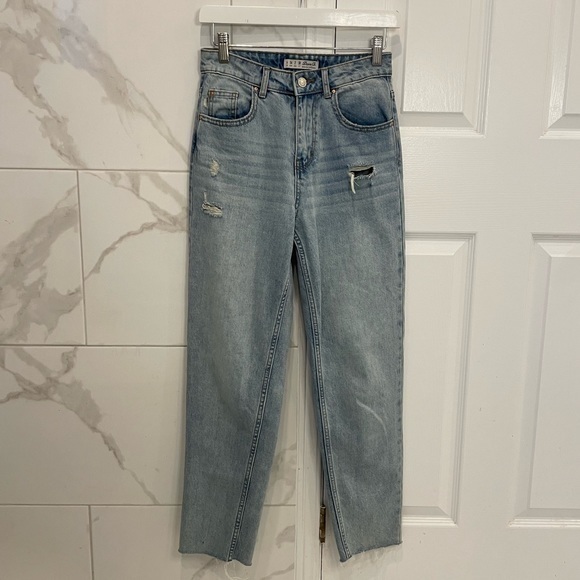 Zara | Highrise Straight Leg Jean With A Raw Hem - Picture 3 of 9